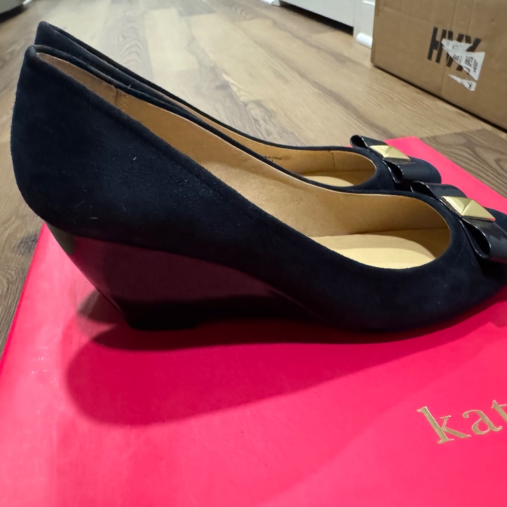 $395 NEW KATE SPADE NEW YORK Cayley Wedges Size 8 8.5 Suede Bow Accent Navy Blue - Picture 6 of 9